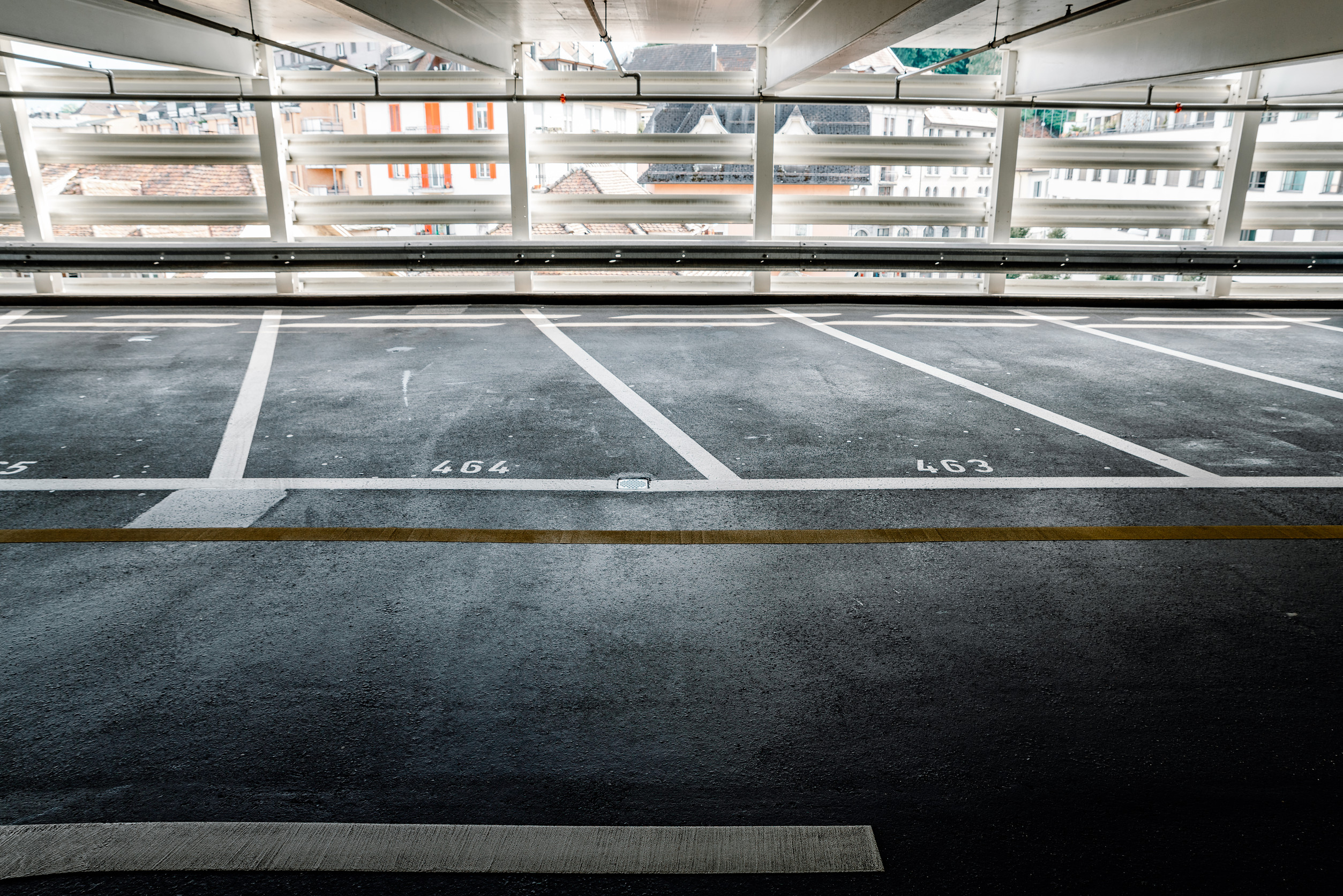 Parking couvert avec places vides et numéros