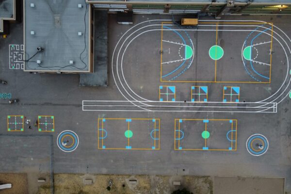 Vue aérienne de terrains sportifs et école