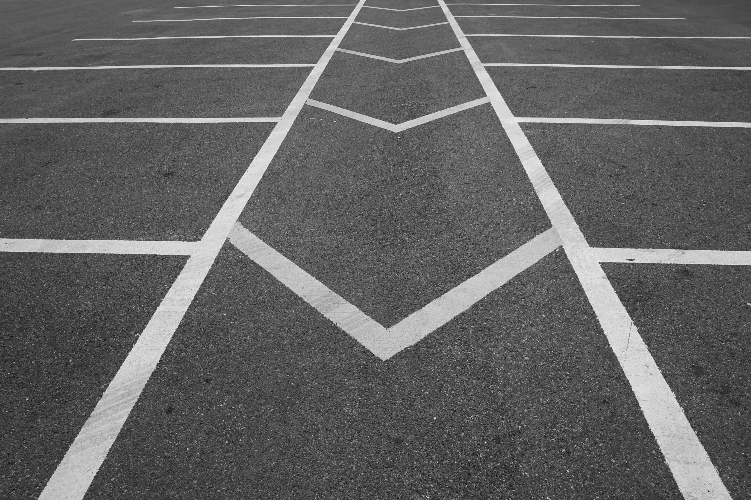 Lignes de stationnement vides sur le bitume.