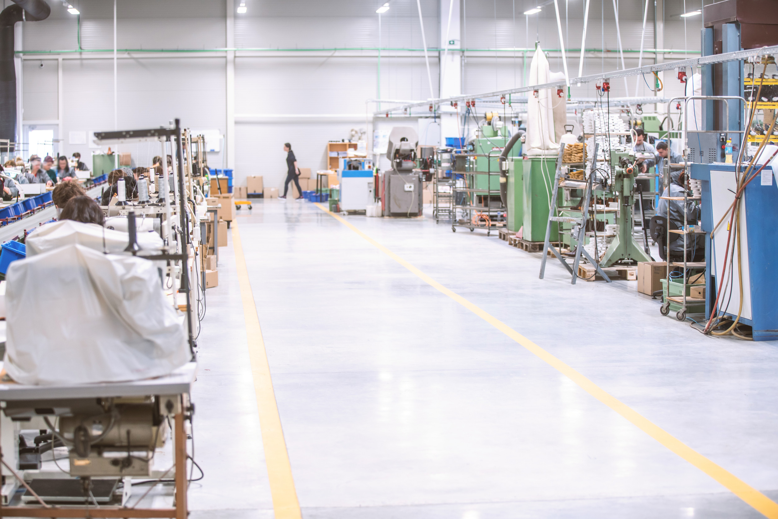 Atelier industriel moderne avec machines et travailleurs.