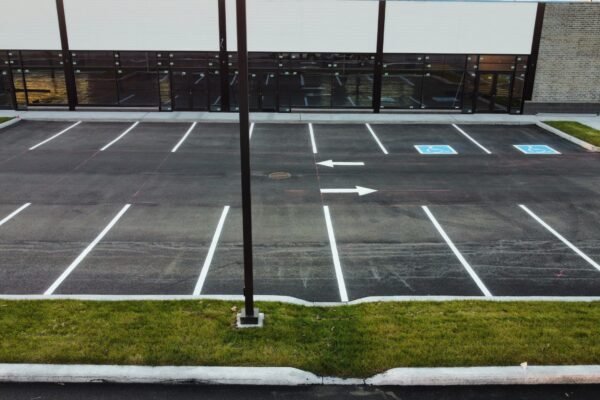 Parking vide avec places handicapés