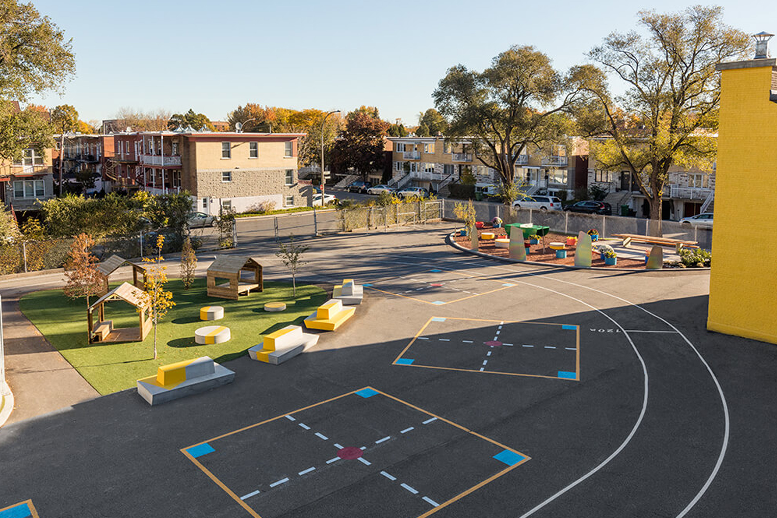 Cour de récréation moderne avec jeux extérieurs.