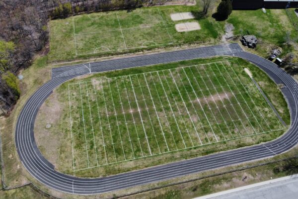 Piste d'athlétisme et terrain de sport aérien.