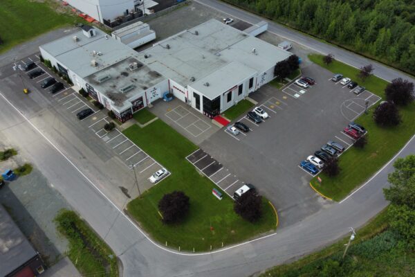 Vue aérienne d'un bâtiment industriel avec parking