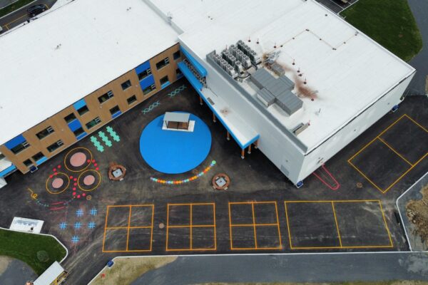 Vue aérienne d'une cour d'école colorée et moderne.