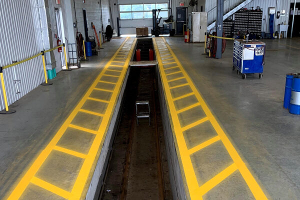 Garage avec fosses pour entretien mécanique.