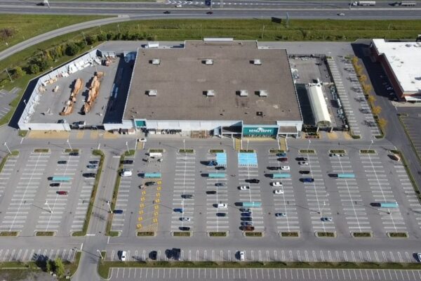 Grand parking vide magasin bricolage aérien