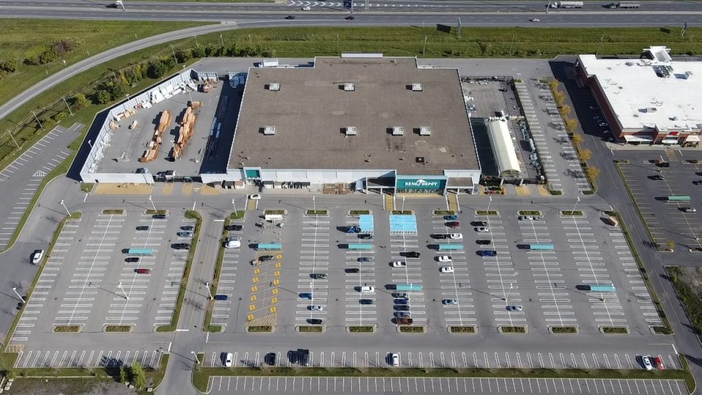 Grand parking vide magasin bricolage aérien